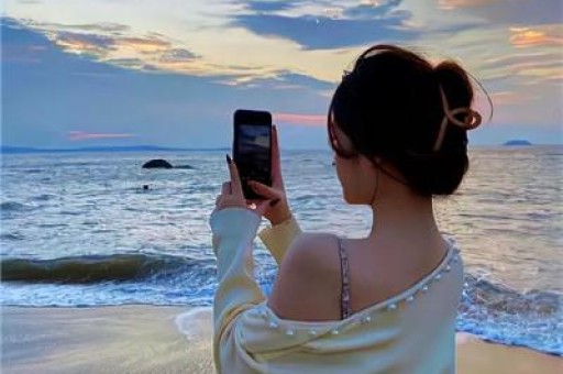 央视女主持被传包养4男、嫁70岁富豪20年后一张照片打脸众人