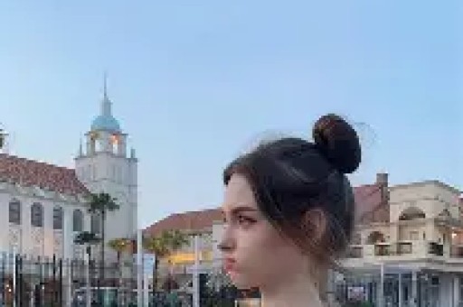 女星超大牌排场惹热议与男助理亲密举动引全网吵翻