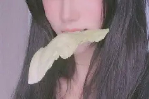大衣哥朱之文中途罢演引发热议。他在景区登台表演到一半骤然停演并非设备故障而是难以忍受现场高温无法继续演出
